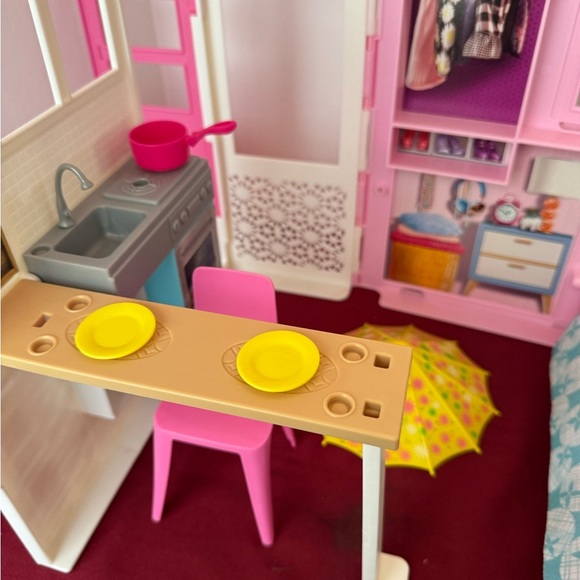 2018 Barbie Folding Getaway Portable Playhouse w/ Bed,Table, and Accessories - Picture 6 of 16